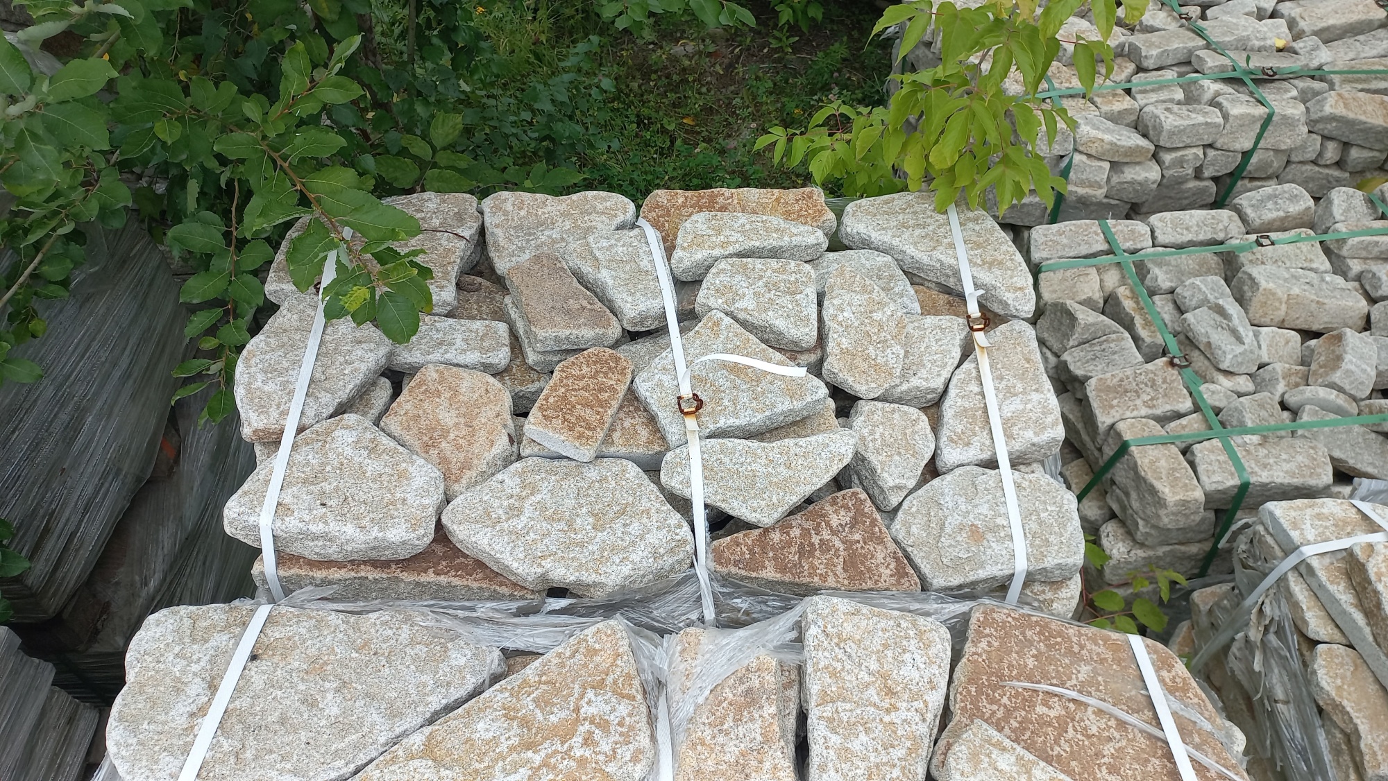 Плитняк галтованный гранитный для ландшафтного дизайна купить в Кумертау