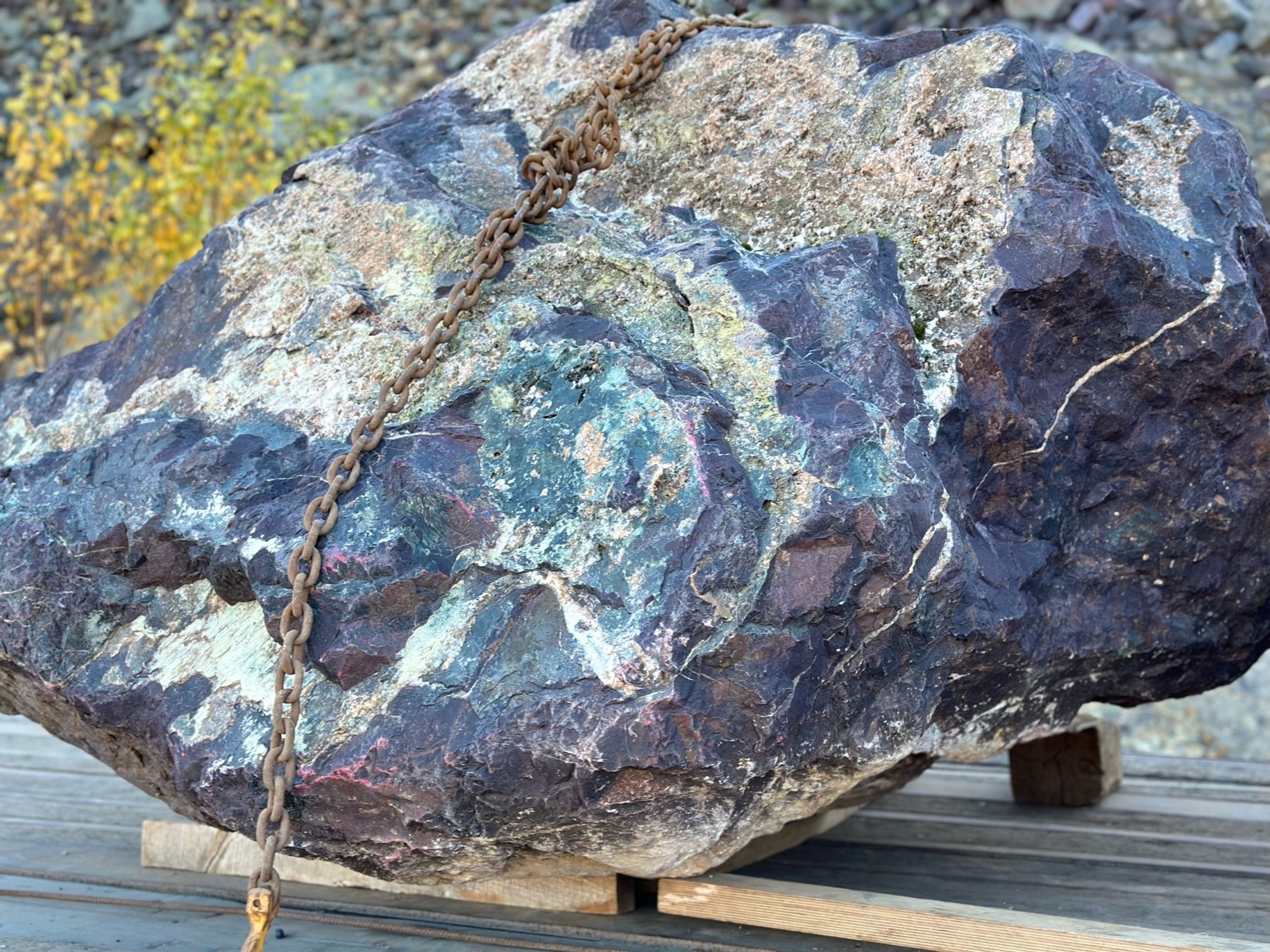 Огромные красно-фиолетовые валуны для ландшафтного дизайна весом более 5 тонн купить в Кумертау