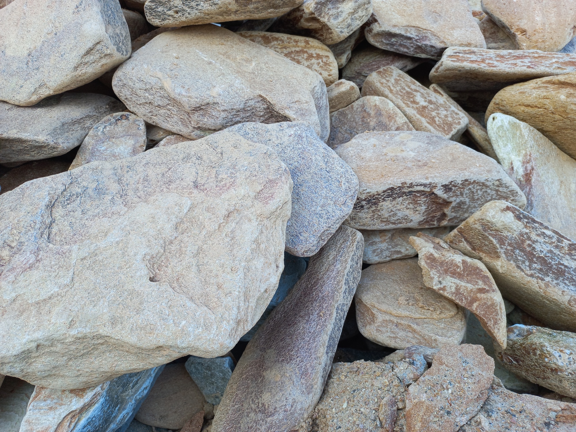 Златолит жёлтый, жёлто-зелёный глыбки и валуны для ланшафтного дизайна купить в Кумертау