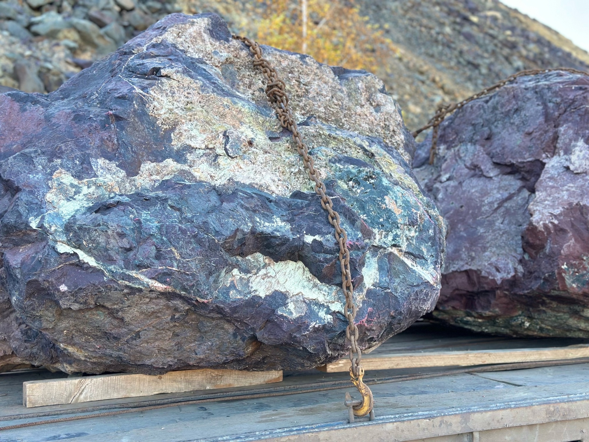 Огромные красно-фиолетовые валуны для ландшафтного дизайна весом более 5 тонн купить в Кумертау